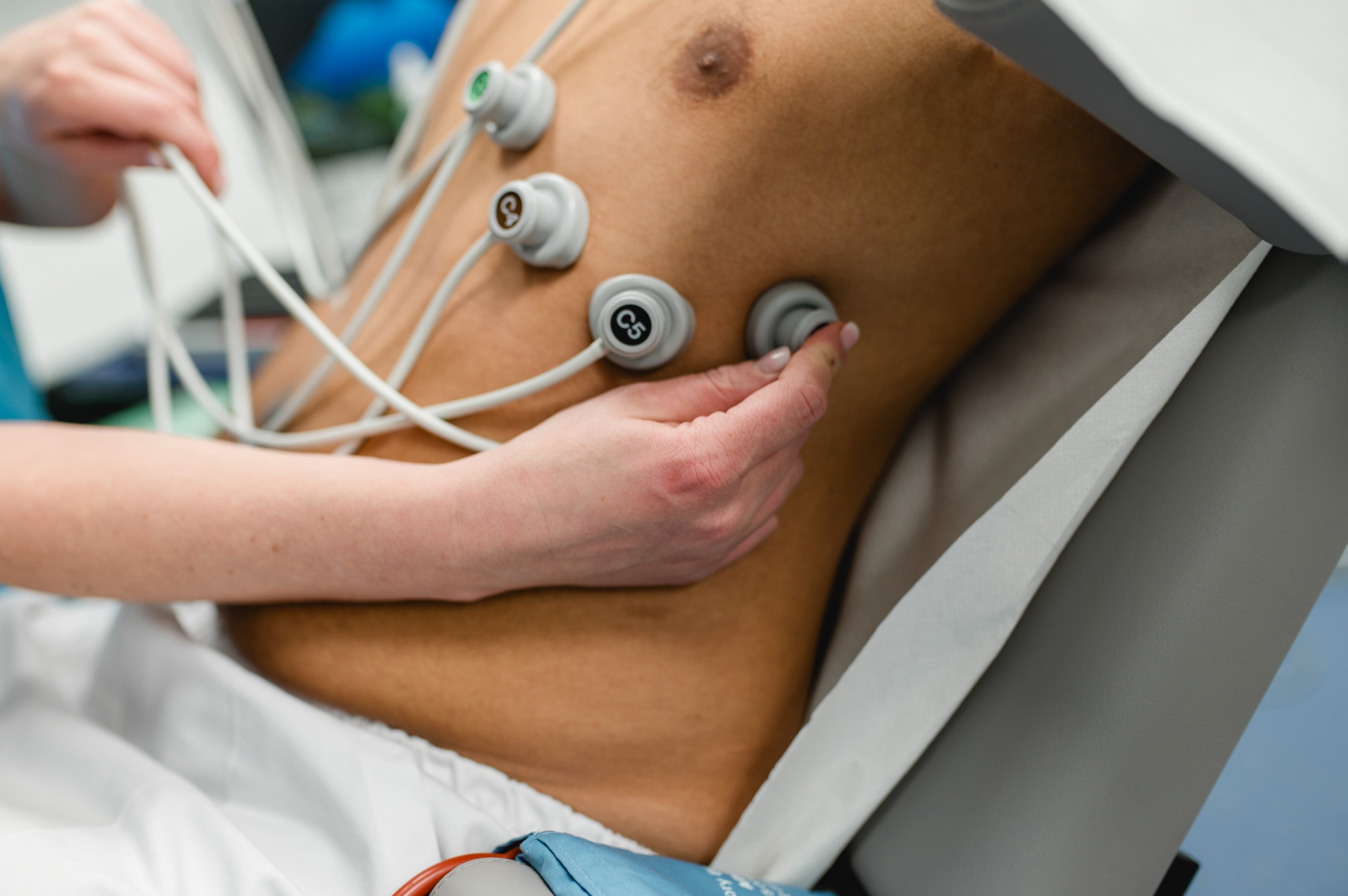 Kardiologische Untersuchung mit EKG-Elektroden