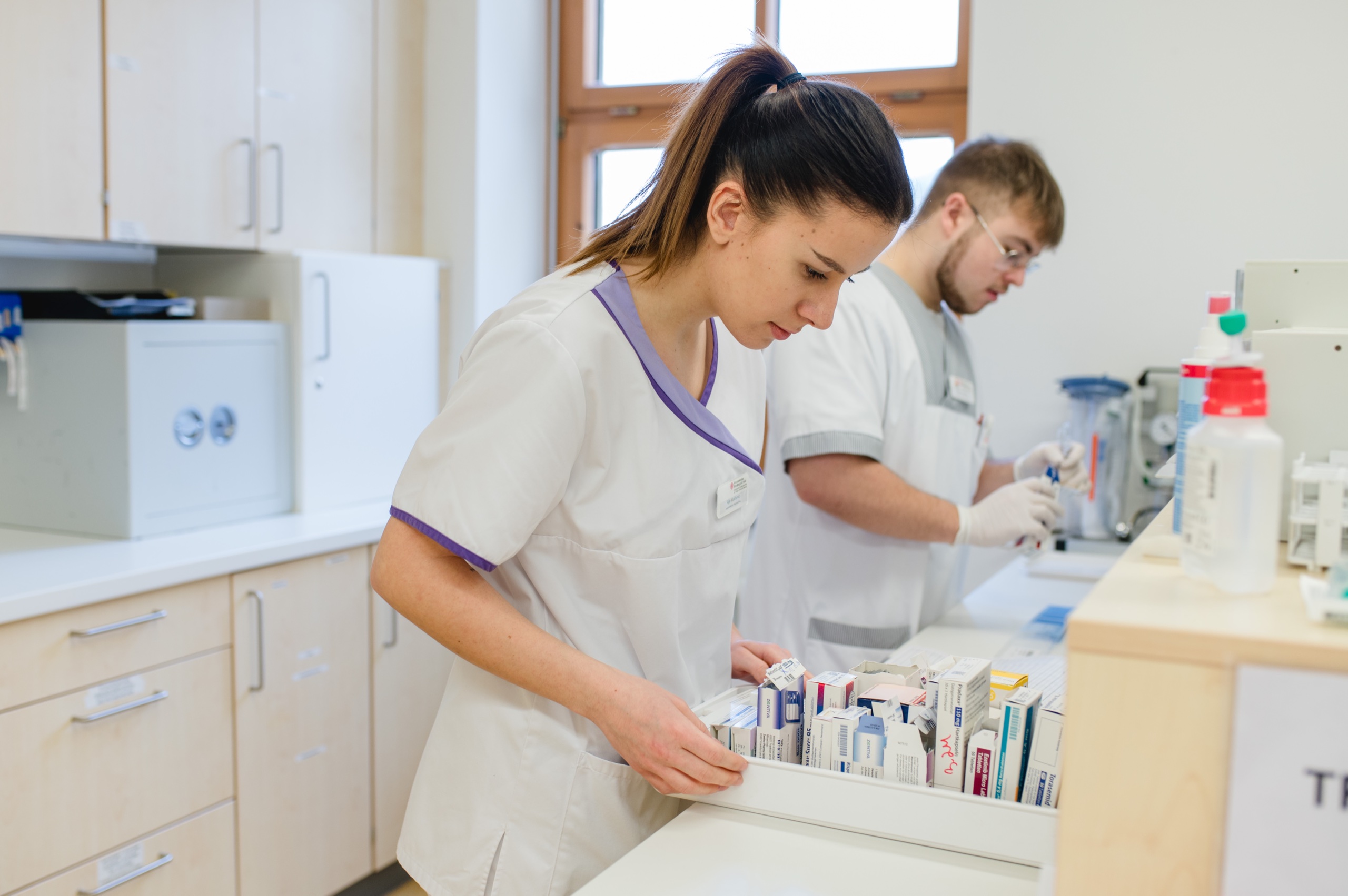 Mitarbeitende im Klinikalltag