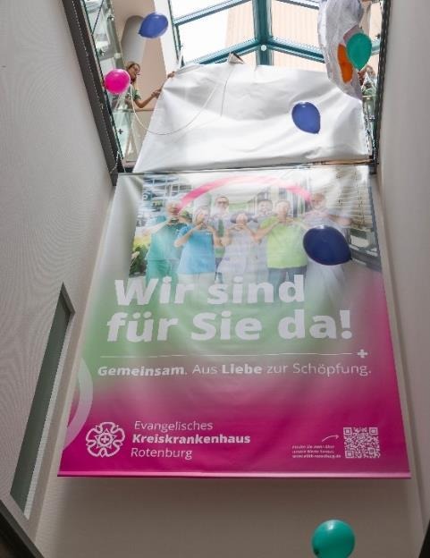 Das neue Banner des Evangelischen Kreiskrankenhauses Rotenburg wird im Treppenhaus präsentiert.