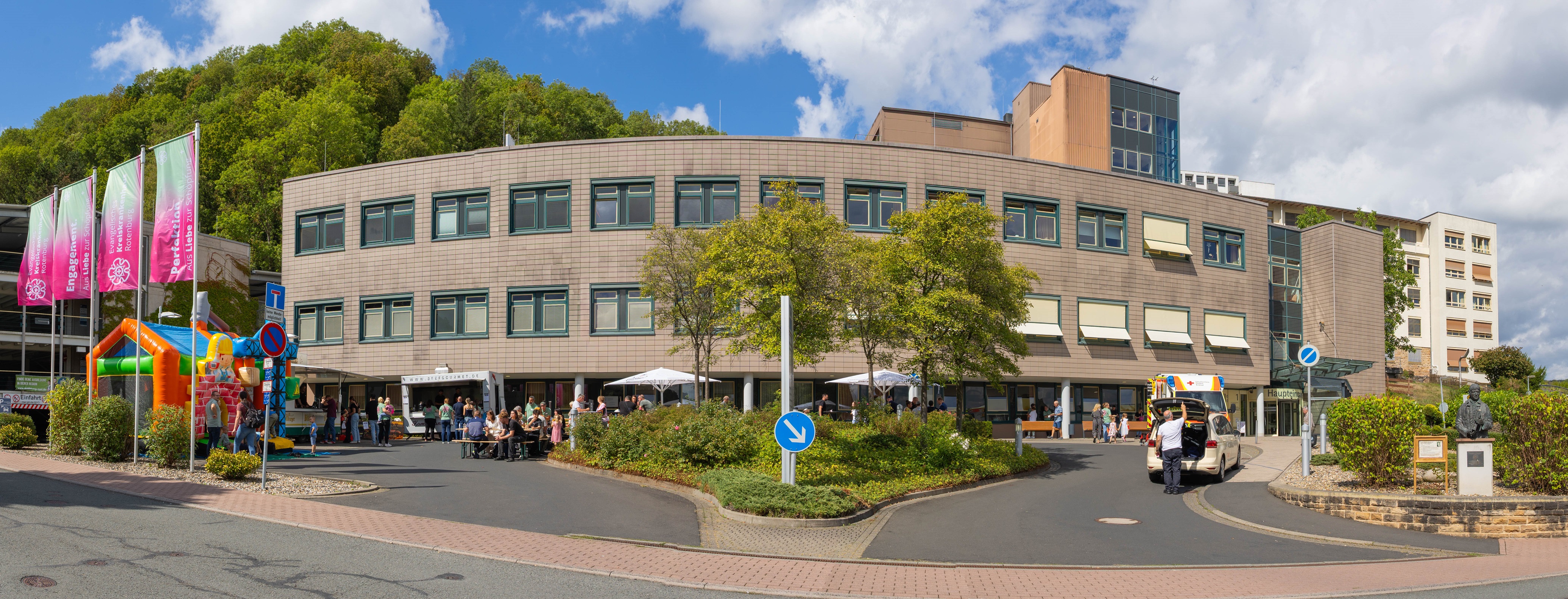 Panorama des EKKH Rotenburg mit Besuchern und Rettungsfahrzeug beim Tag der offenen Tür