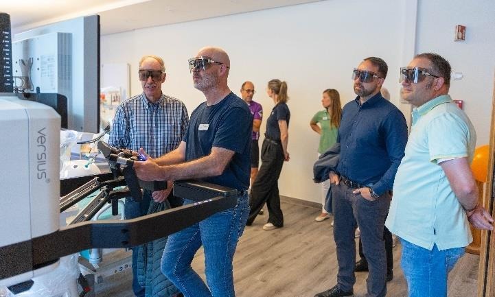 Besucher bei der Vorstellung des Operationsroboters