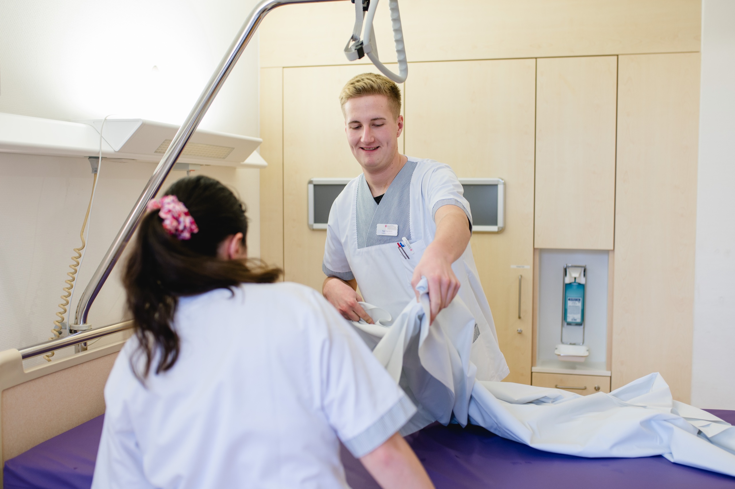 Pflegekräfte bei der Betreuung einer Patientin