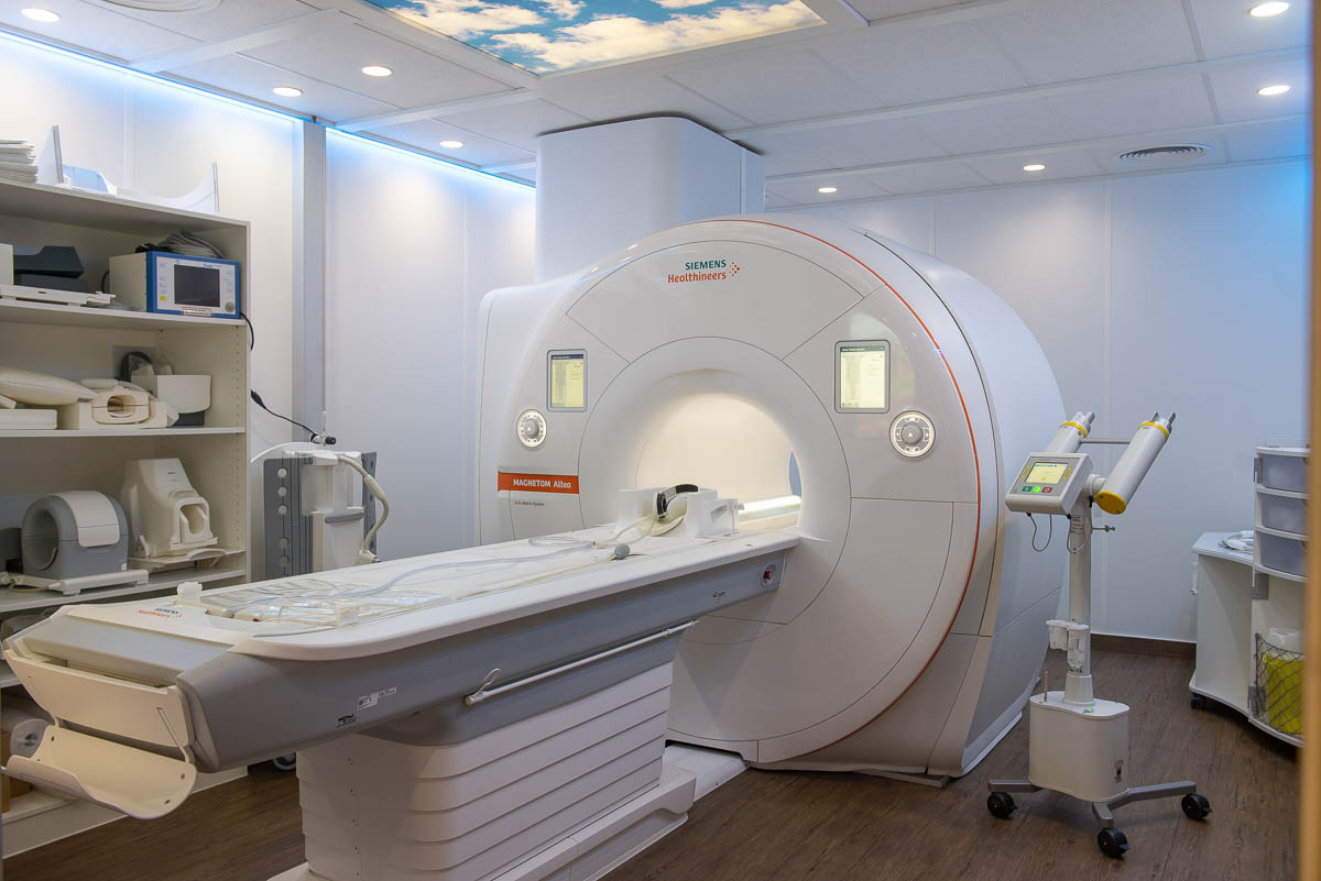 Moderner Magnetresonanztomograph in der Praxis für Radiologie