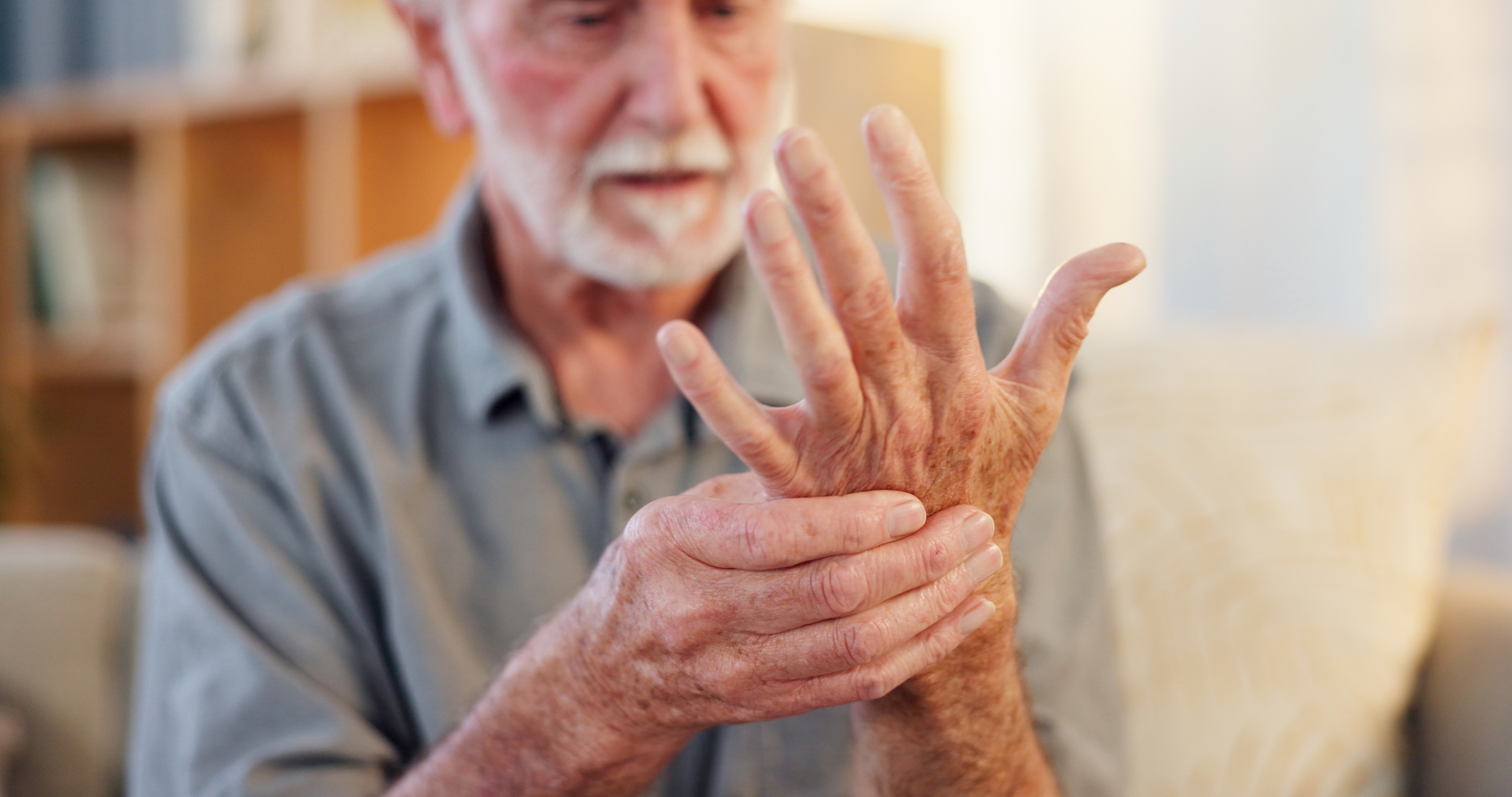 Älterer Patient mit Schmerzen an der Hand