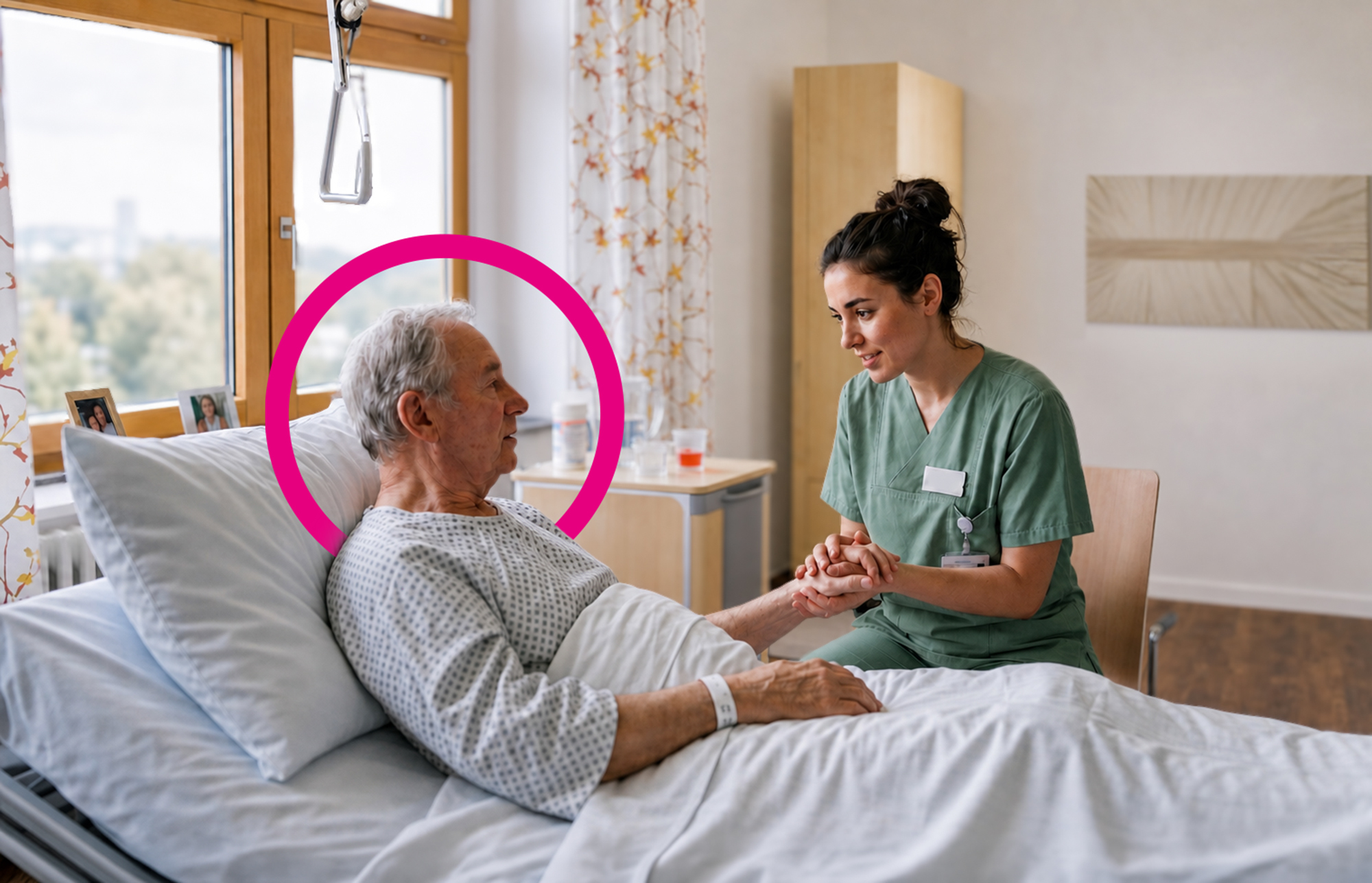 Pflegekraft im Gespräch mit einem Patienten