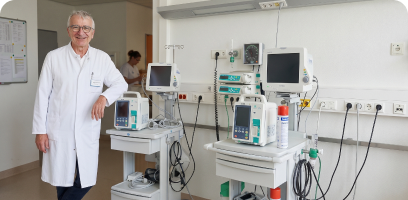 Chefarzt im Patientenzimmer