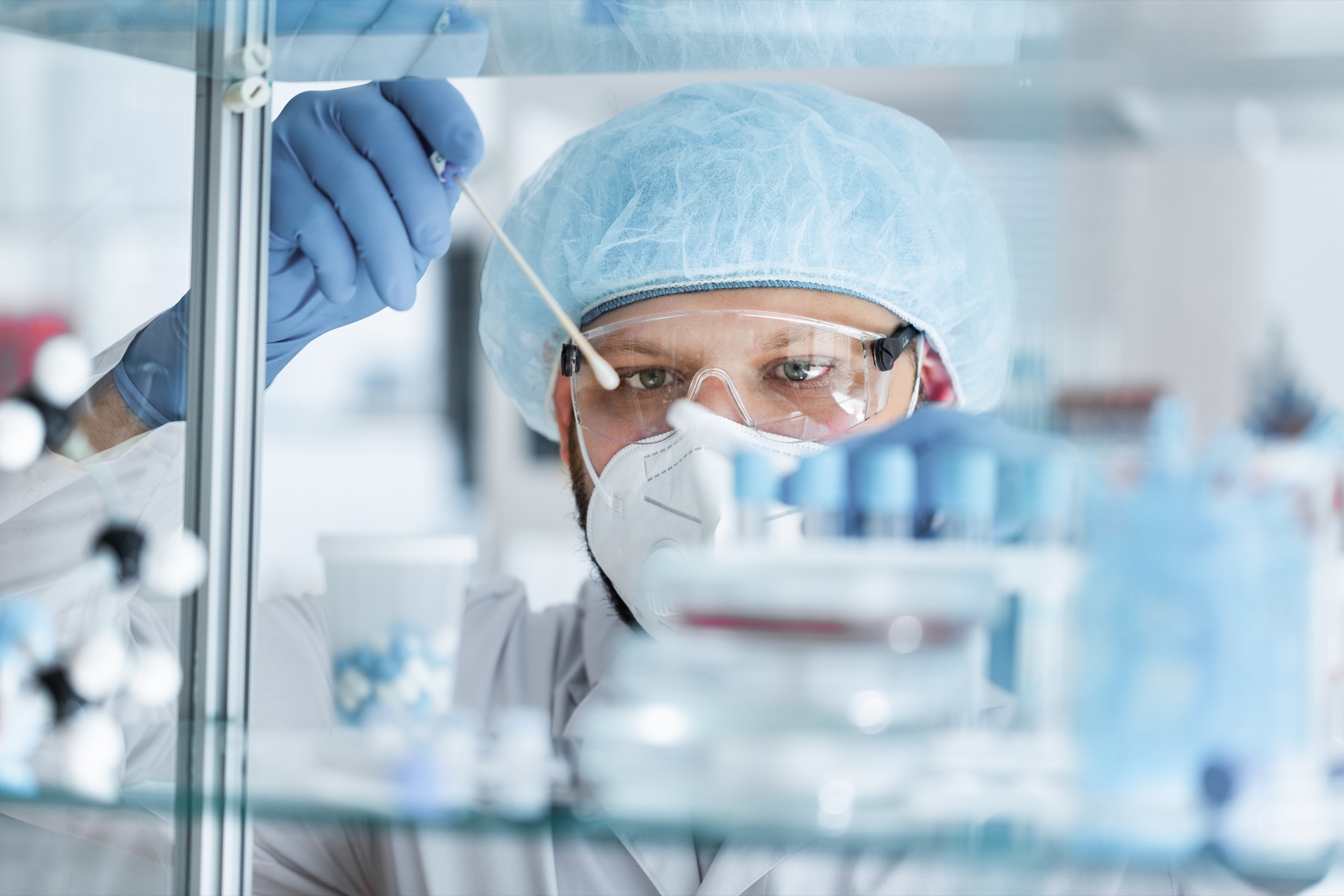 Labormitarbeiter bei der Analyse einer medizinischen Probe